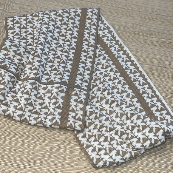 Michael Kors MK Scarf 100% Acrylic infinity scarf MK White and beige - Picture 10 of 10